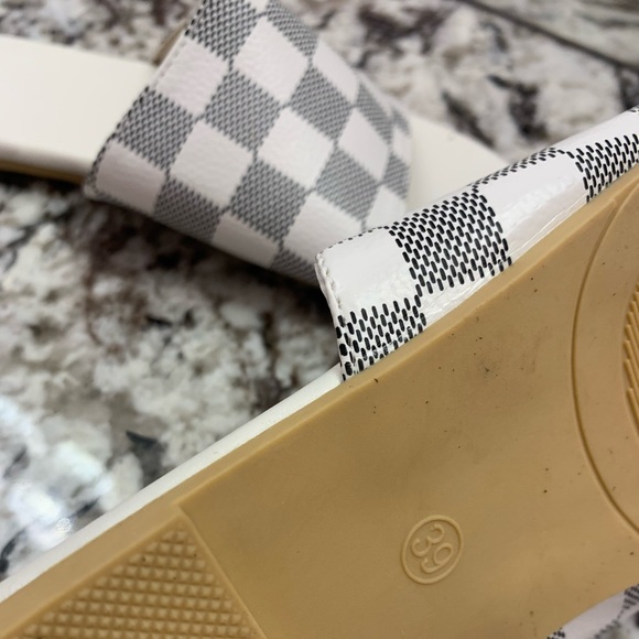 White and Grey Printed Womens Checkered Sandal Slides - Picture 3 of 3